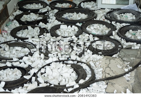 Warming the floors
of the house from scrap materials, old foam and old car tires.
Alternative heat saving system. Thermal insulation and waste
disposal in the construction of
houses