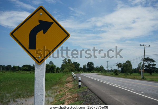 Warning sign for curving road\
guide