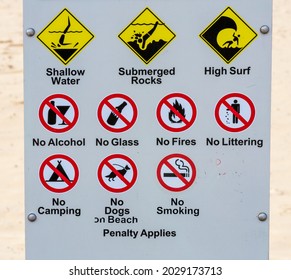 panneau d'avertissement avec beaucoup d'infractions sur une plage