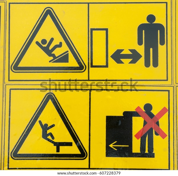 Warning sign on agricultural machinery.\
It is not allowed to drive on stairs or platforms. Keep your\
distance it is possible to delay by a car\
(combine).