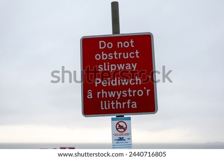Warning sign in Welsh and English telling drivers not to obstruct a slipway