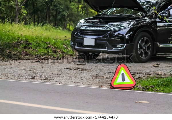 Warning signs and help requests in the event\
of a car crash are set at the side of the road, with a triangle\
sign with an exclamation mark, to be observed for those passing by\
to drive carefully.