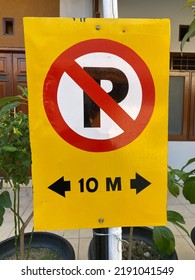 Warning signs are prohibited from parking in a radius of 10 meters around here.  The board is yellow. - Shutterstock ID 2191041549