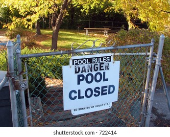 Warning that a pool surrounded by a fence is closed