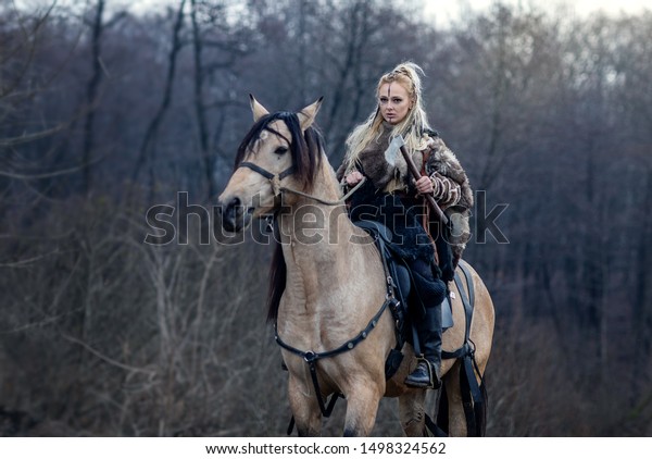 金髪の女性を馬に乗せる武士 中世映画の場面 騎手にフォーカス の写真素材 今すぐ編集