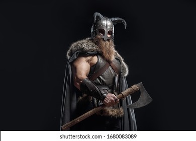 Воин Викинг в полном оружии с топором и щитом на темном фоне