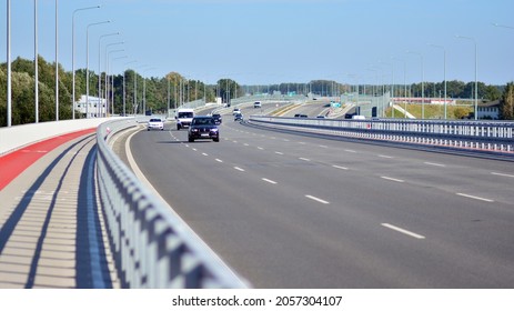 Warsaw, Poland. 10 Oktober 2021. View of cars on the expressway S2, southern bypass of Warsaw.