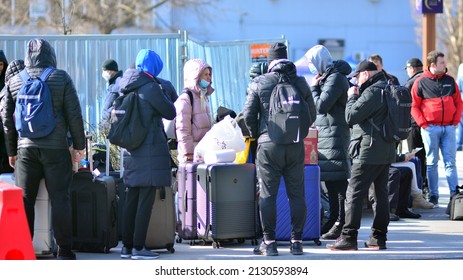 Warsaw, Poland. 28 February 2022. The humanitarian crisis in Europe caused by Russia's attack on Ukraine. Ukrainian refugees at the railway station. 