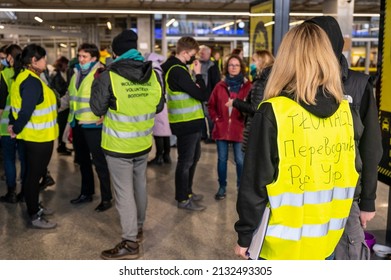 Warsaw, Poland, 5 of March 2022, Volunteers providing assistance to Ukrainian refugees at the railway station during the movement of refugees from Ukraine through Poland to the west