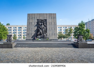 Warsaw, Poland - Aug 24, 2019: Monument To The Ghetto Heroes Sculpted By Nathan Rapoport And Unveiled In 1948 - Warsaw, Poland