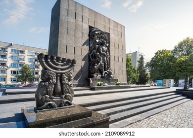 Warsaw, Poland - Aug 24, 2019: Monument To The Ghetto Heroes Sculpted By Nathan Rapoport And Unveiled In 1948 - Warsaw, Poland