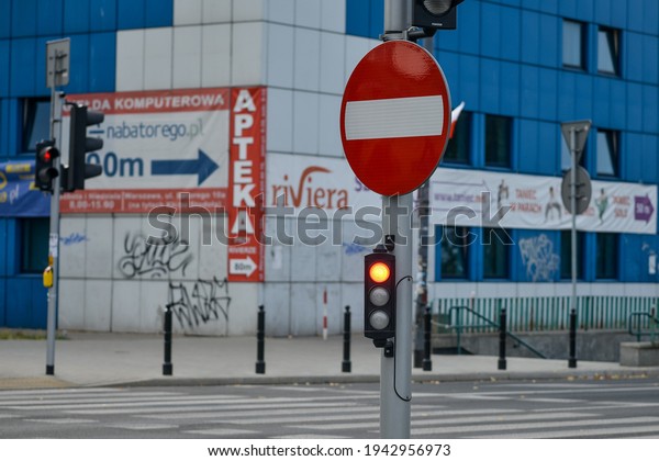 WARSAW. POLAND - AUGUST 2015: No entry sign on the\
background of the shopping center, traffic light, yellow light is\
on. High quality photo