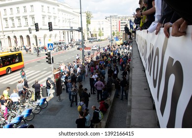 Warsaw, Poland - May 1, 2019: People On The Balcony Sing Ode Joy At A Pedestrian Crossing At The Intersection Of Swietokrzyska And Nowy Swiat. The Inscription On The Balcony In Polish: I Love Freedom