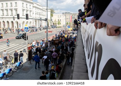 Warsaw, Poland - May 1, 2019: People On The Balcony Sing Ode Joy At A Pedestrian Crossing At The Intersection Of Swietokrzyska And Nowy Swiat. The Inscription On The Balcony In Polish: I Love Freedom