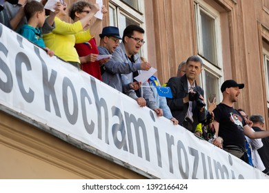 Warsaw, Poland - May 1, 2019: People On The Balcony Sing Ode Joy At A Pedestrian Crossing At The Intersection Of Swietokrzyska And Nowy Swiat. The Inscription On The Balcony In Polish: I Love Freedom