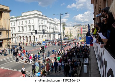 Warsaw, Poland - May 1, 2019: People On The Balcony Sing Ode Joy At A Pedestrian Crossing At The Intersection Of Swietokrzyska And Nowy Swiat. The Inscription On The Balcony In Polish: I Love Freedom