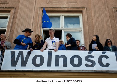 Warsaw, Poland - May 1, 2019: People On The Balcony Sing Ode Joy At A Pedestrian Crossing At The Intersection Of Swietokrzyska And Nowy Swiat. The Inscription On The Balcony In Polish: I Love Freedom