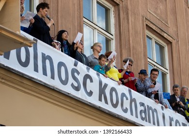 Warsaw, Poland - May 1, 2019: People On The Balcony Sing Ode Joy At A Pedestrian Crossing At The Intersection Of Swietokrzyska And Nowy Swiat. The Inscription On The Balcony In Polish: I Love Freedom