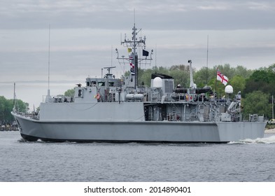 WARSHIP - British Minehunter Going To Seaport 