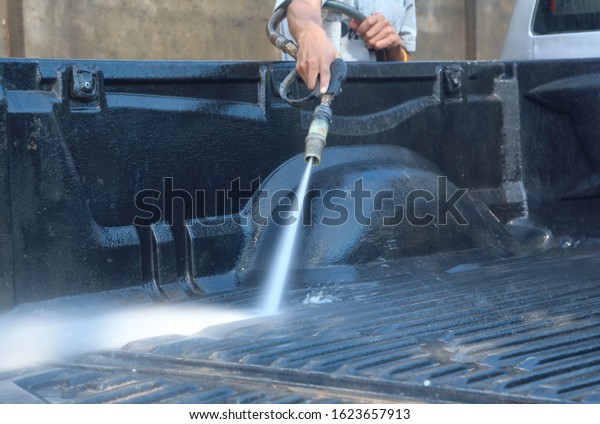 Wash the truck
with a high-pressure
cleaner