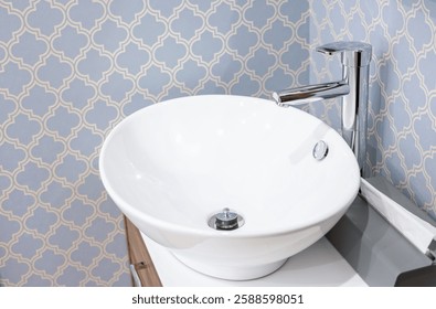 Un lavabo y grifo que armonizan con un espacio elegante.