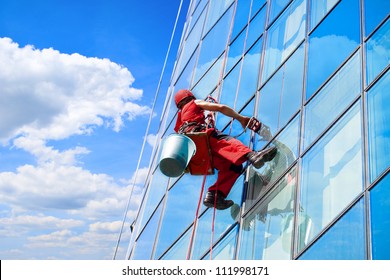 Washer wash the windows of high skyscraper, high risk work