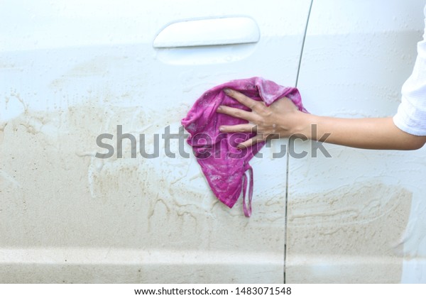 washing car.hands\
hold sponge for washing\
car.