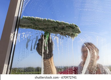 Washing and cleaning windows with liquid