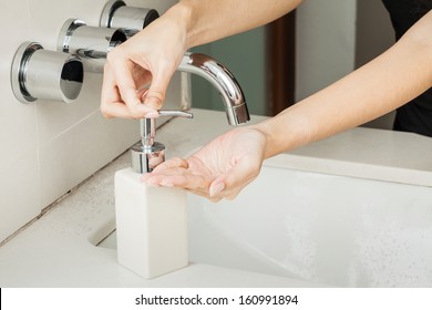 Washing Hands With Soap, Step 1/10 Pour The Liquid Into The Palm