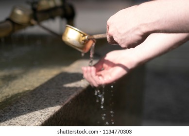 Washing hands with water in a Japanese shrine, 手洗い, 参拝, 手水場, 作法