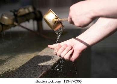 Washing hands with water in a Japanese shrine, 手洗い, 参拝, 手水場, 作法