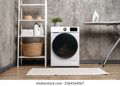 Lavadora en una sala de lavandería gris y moderna