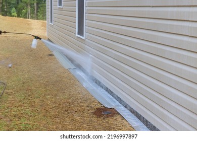 Washing And Maintenance Services For Siding House By Using High-pressure Nozzles That Spray Water And Soap Cleaner To Clean The Home