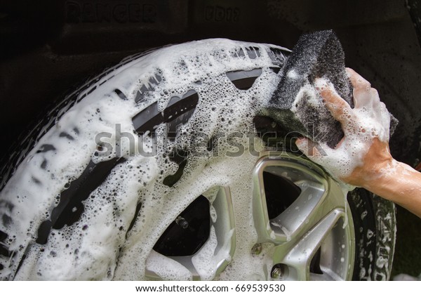 Washing the tire by\
sponge.