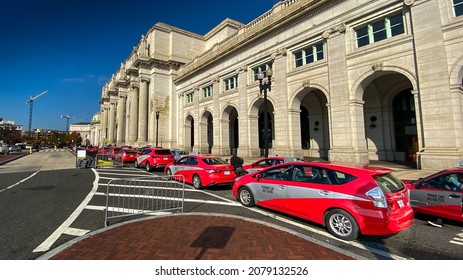 Washington DC—Nov 17, 2021; Row Of Red And Silver Taxi Cabs Line Up For Fares In Front Of Union Station Train Depot In The United States Capitol