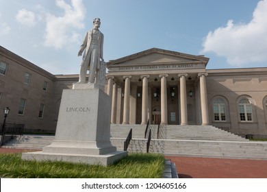 WASHINGTON, DC - AUG 31, 2018: DC Court Of Appeals Building, Highest Court For DC (Not To Be Confused With The United States Court Of Appeals For The District Of Columbia Circuit.) Abe Lincoln Statue.