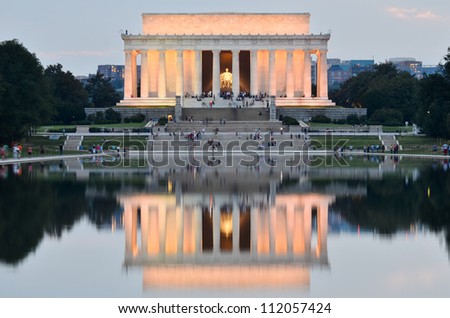 Washington DC, Lincoln Memorial and mirror reflection on the pool at night