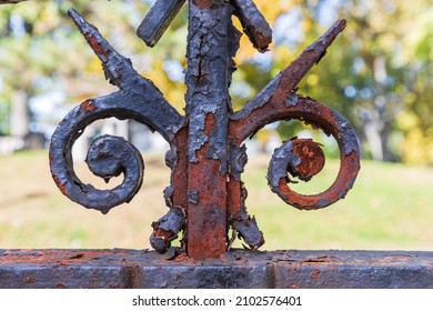 Washington Heights, Manhattan, New York City, New York, USA. Rusted iron fence in Washington Heights.