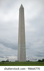 Washington Monument and circle of flags in front of cloudy sky, HDR, Washington D.C., USA, Washington Monument und Kreis von Flaggen vor wolkigem Himmel, HDR,