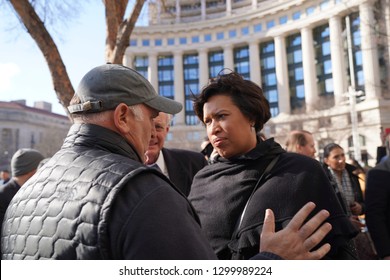 Washington/USA – January 25, 2019: Washington, DC Mayor Muriel Bowser Being Briefed By Chef José Andrés At The World Central Kitchen, #FoodForFeds Program.

