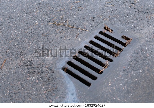 waste from the\
oil industry flows down the storm drain with rainwater.\
environmental problems. water\
pollution.