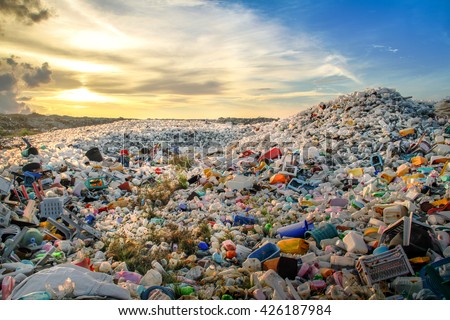waste plastic bottles and other types of plastic waste at the Thilafushi waste disposal site. Foto stock © 