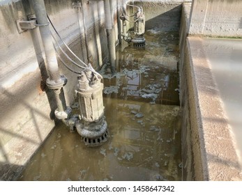 Waste water treatment pit with submersible pump