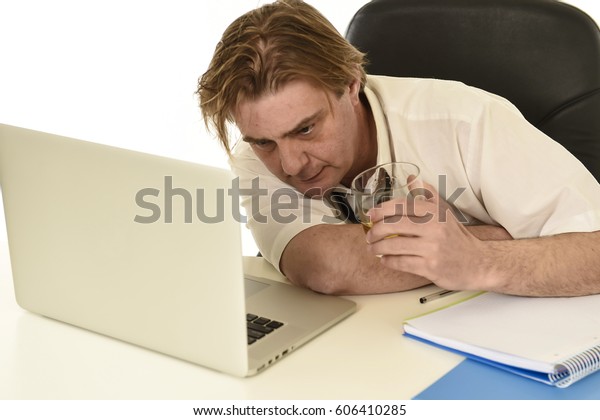 Wasted Messy Alcoholic Businessman Drinking Whiskey Stockfoto