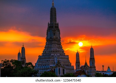 Wat Arun Ratchawararam Ratchawaramahawihan- Bangkok: Location At Chao Phraya River Cruise Tourists, Dining On The Boat And Watch The Evening Light On The River, In Phranakhon, Thailand