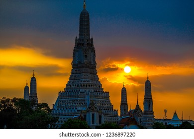 Wat Arun Ratchawararam Ratchawaramahawihan- Bangkok: Location At Chao Phraya River Cruise Tourists, Dining On The Boat And Watch The Evening Light On The River, In Phranakhon, Thailand