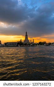 Wat Arun Ratchawararam Ratchawaramahawihan- Bangkok: Location At Chao Phraya River Cruise Tourists, Dining On The Boat And Watch The Evening Light On The River, In Phranakhon, Thailand