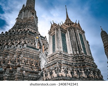 Wat Arun Ratchawararam Ratchawaramahawihan in Bangkok, Desember 2023. Buddhist temple