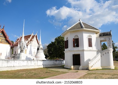 112 Wat bot manorom Images, Stock Photos & Vectors | Shutterstock