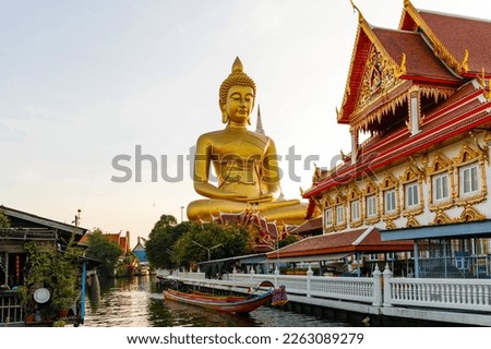 Wat Paknam Bhasicharoen tapınağı içindeki Big Buda. Chao Phraya river canal cruise. Tourists traveling by traditional boats. Bangkok most important travel area
